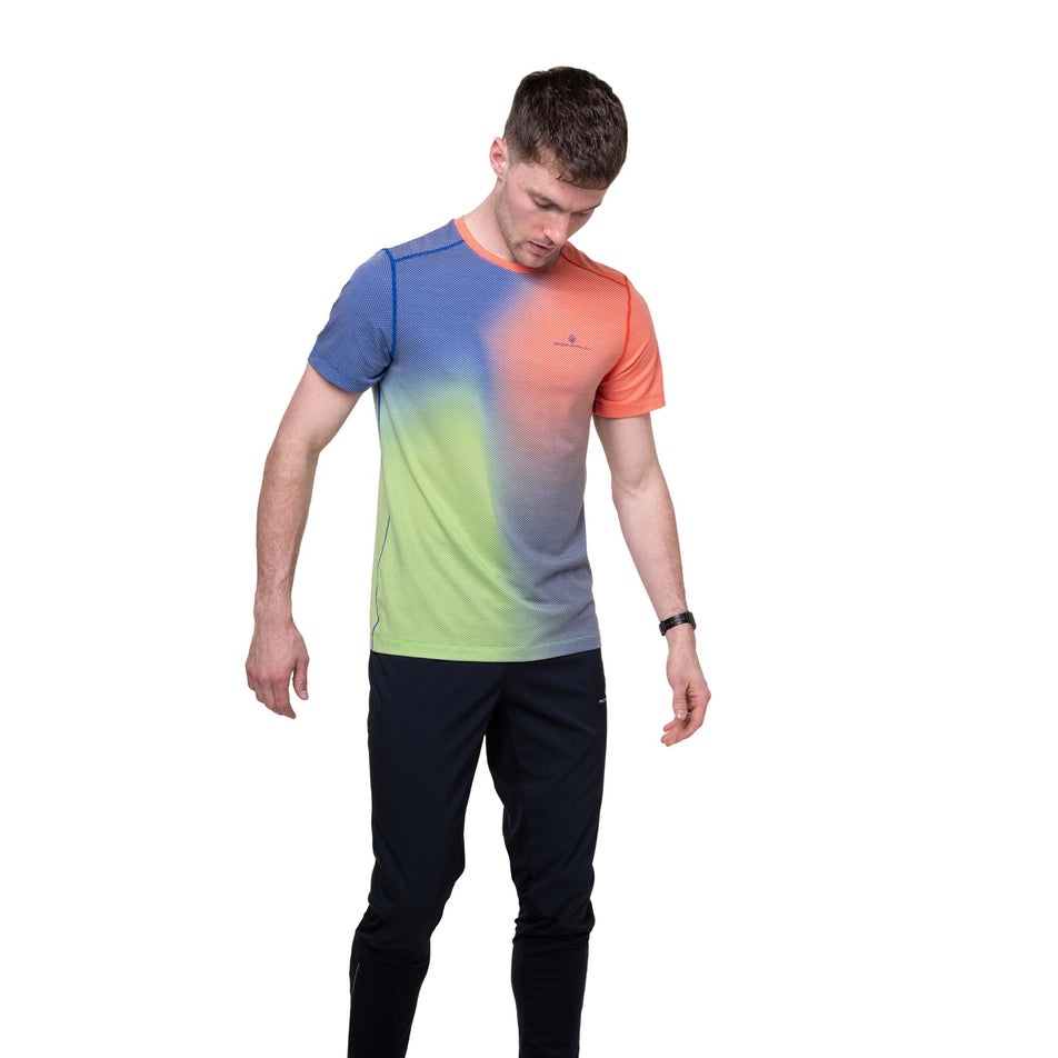 Front view of a model wearing the Ronhill Men's Tech Golden Hour S/S Tee in the Dark Cobalt Merge colourway.