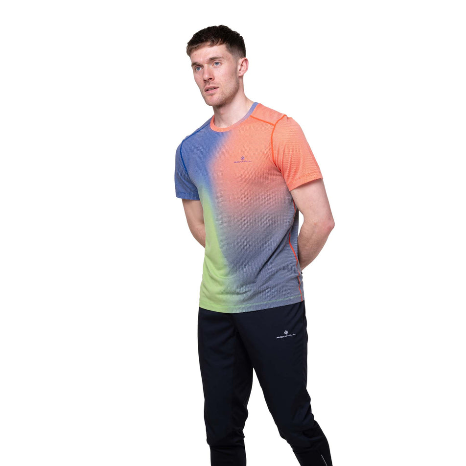 Front view of a model wearing the Ronhill Men's Tech Golden Hour S/S Tee in the Dark Cobalt Merge colourway.