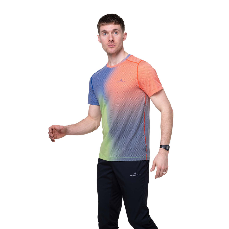 Front view of a model wearing the Ronhill Men's Tech Golden Hour S/S Tee in the Dark Cobalt Merge colourway.