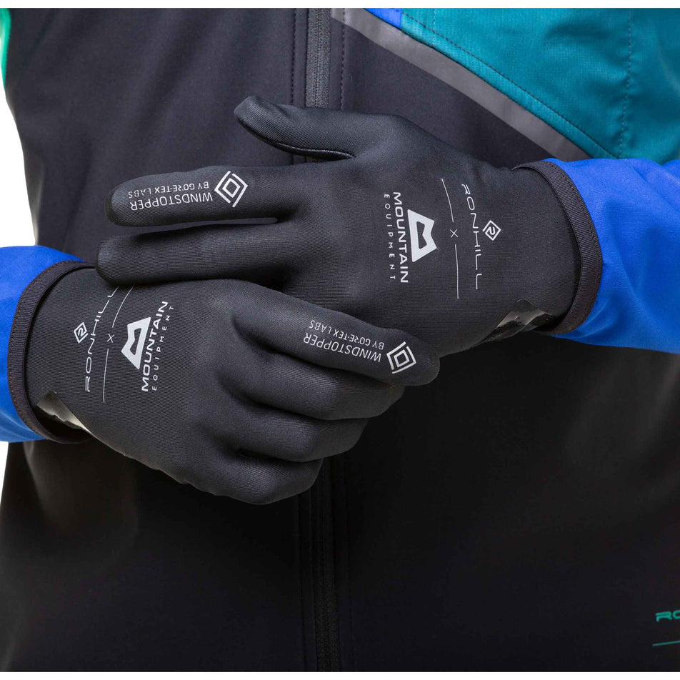A model wearing a pair of Ronhill Unisex Gore-Tex Windstopper Gloves in the All Black colourway (8033735114914)