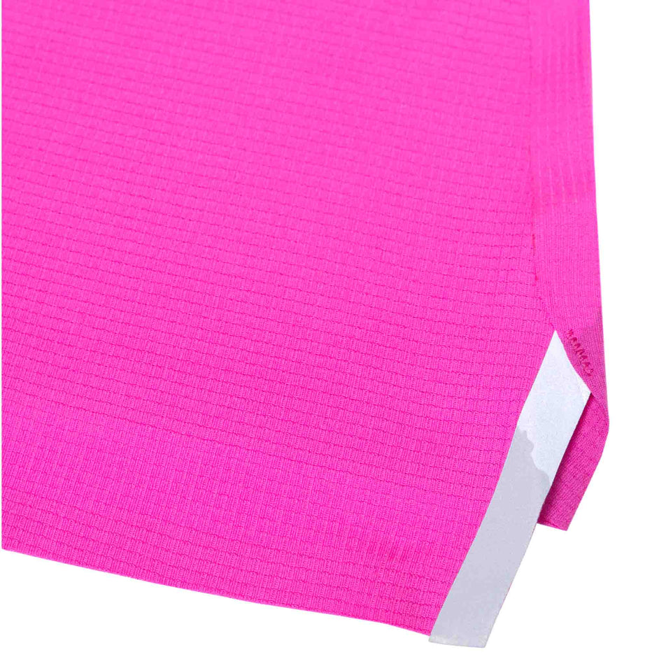 The reflective strip and split on the side of the Ronhill Women's Tech Race Vest in the Razzmatazz/Sunset colourway. (8563583910050)