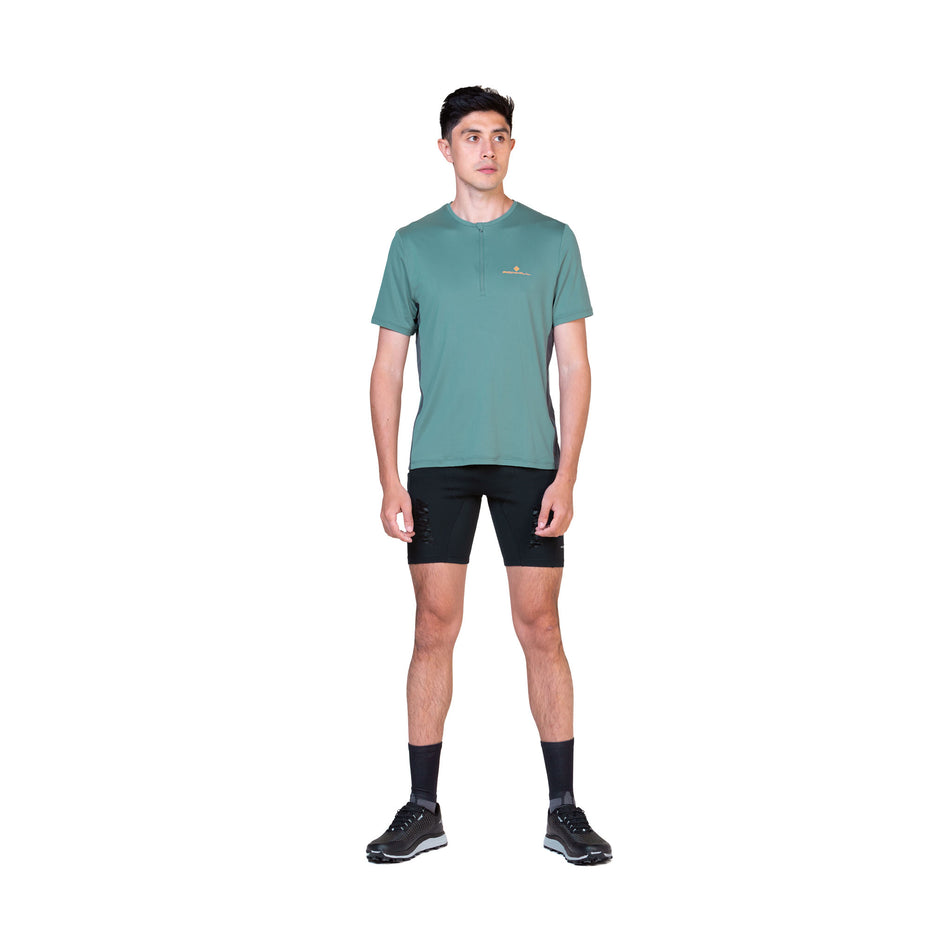 Front view of a model wearing the Ronhill Men's Tech 1/2 Zip S/S Tee in the Monolith/Artemis colourway. (8565244264610)