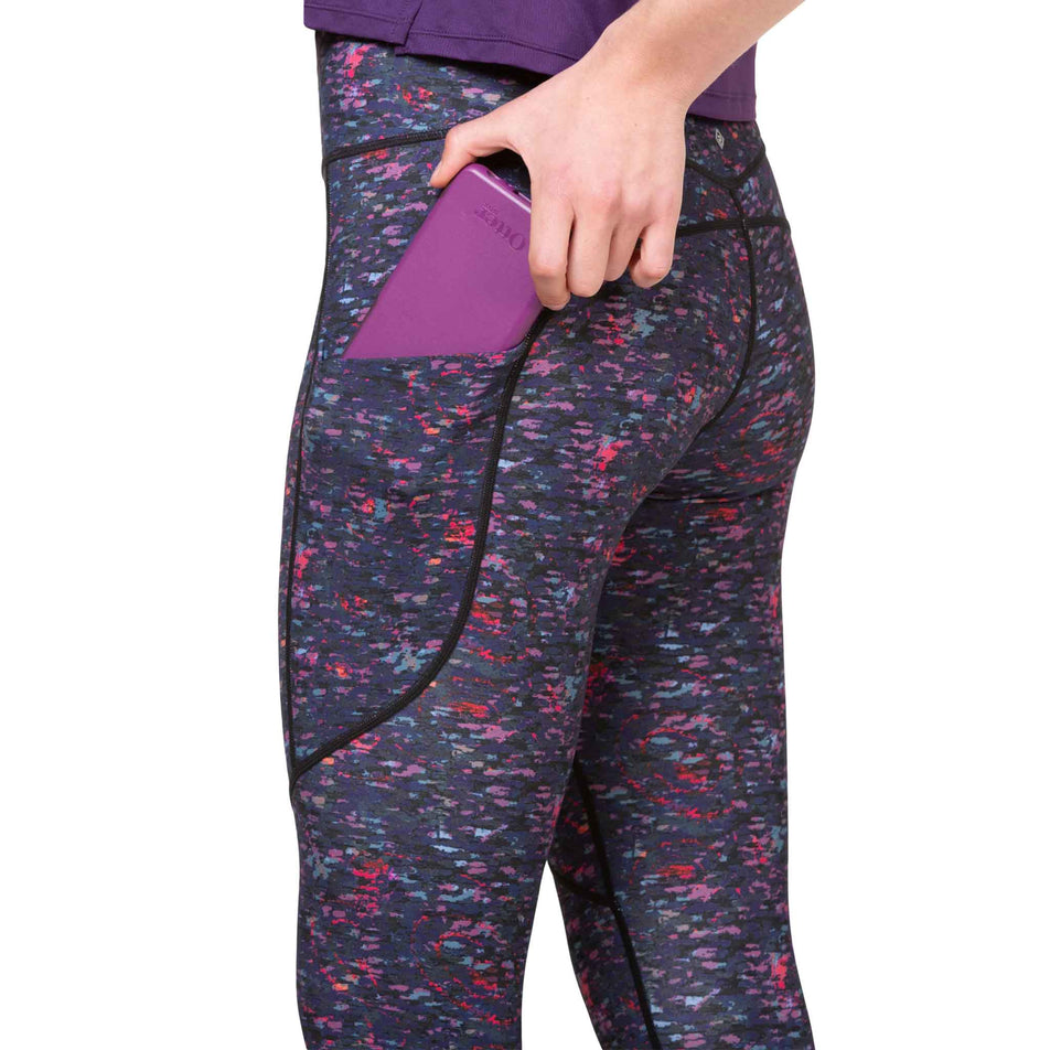 Drop-in stash pocket on the left side of the Ronhill Women's Tech Tight in the Dark Navy Twilight colourway. (8564970979490)