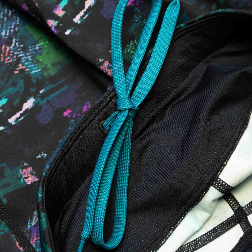 Close-up of the draw cord on the waistband of the Ronhill Women's Tech Crop Tight. (8490037543074)