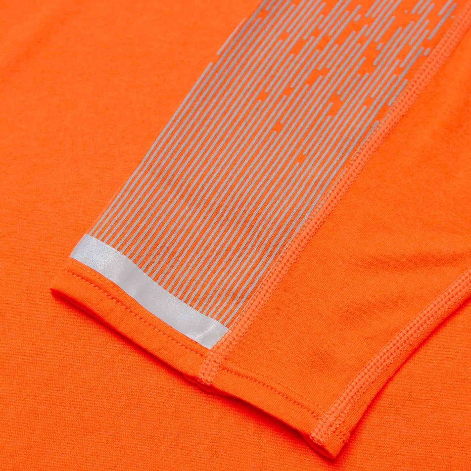 Close-up of the fabric detail on a Ronhill Men's Tech L/S Tee. (8490208952482)