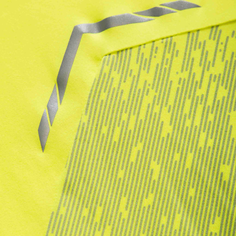 Close-up of some of the reflective details on a Ronhill Men's Tech Reflect 1/2 Zip in the Fluo Yellow/Reflect colourway. (8469627207842)