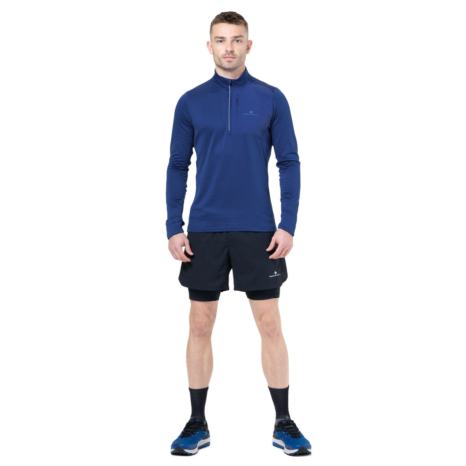 Front view of a model wearing the Ronhill Men's Tech Winter 1/2 Zip in the Ocean/Electric Blue colourway. (8748496224418)