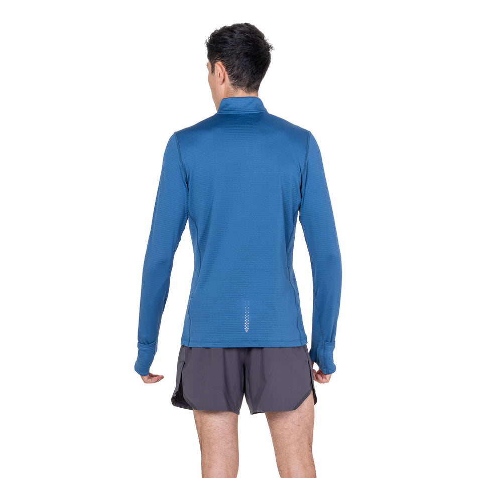 Back view of a model wearing the Ronhill Men's Tech Winter 1/2 Zip in the Glacier/Oxide colourway.