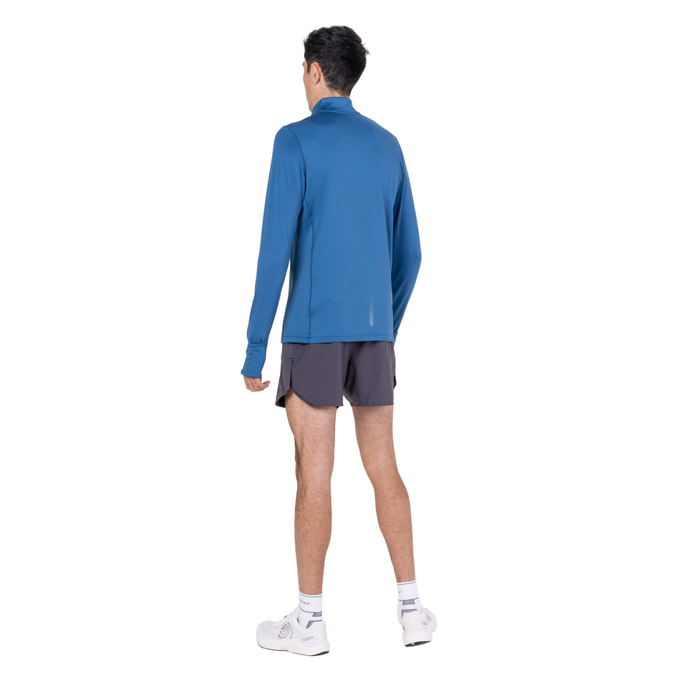 Back view of a model wearing the Ronhill Men's Tech Winter 1/2 Zip in the Glacier/Oxide colourway.