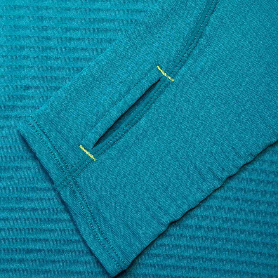 Close-up view of the thumb loop at the end of the sleeve on a Ronhill Women's Tech Winter Crew in the Marine/Acid colourway. (8489875177634)