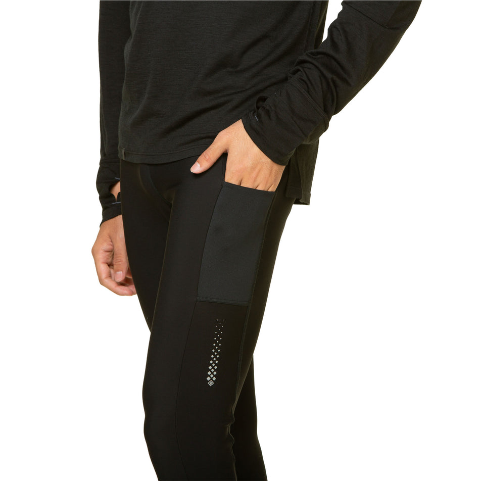 A model highlighting the stretch pocket on the outside of the Ronhill Men's Tech Winter Tights' left leg. (8491238686882)
