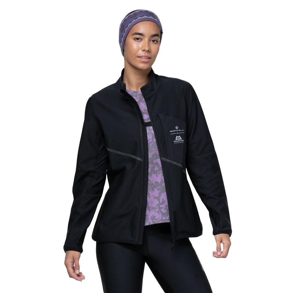 The clip on the front of the Ronhill Women's Tech GORE-TEX Windstopper Jacket in the All Black colourway. (8742206898338)