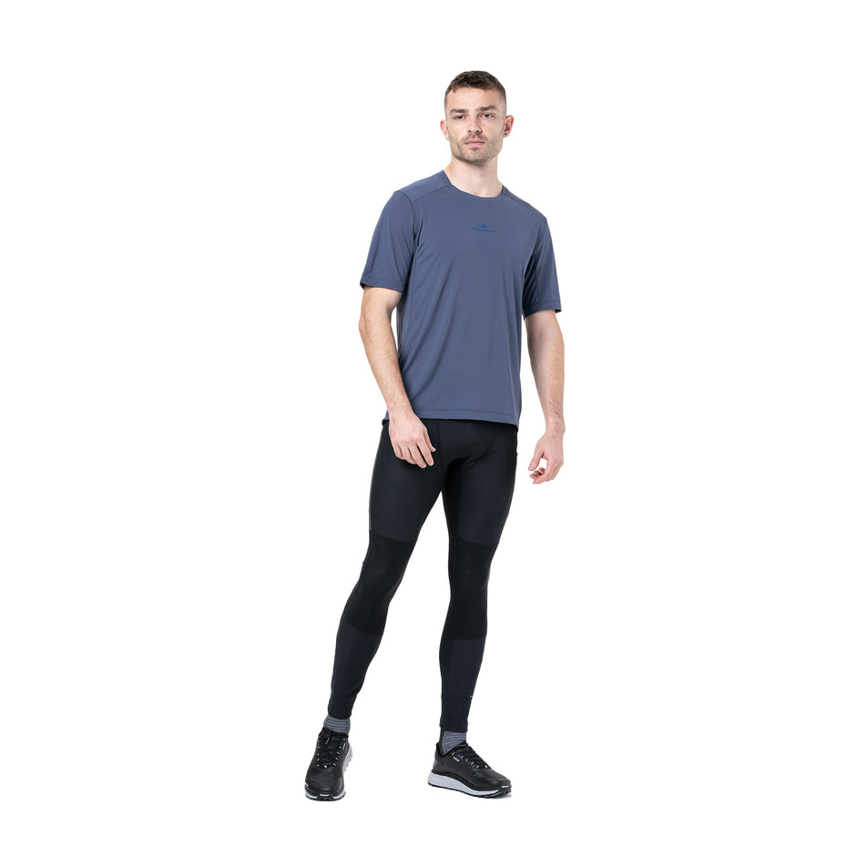 Front view of a model wearing the Ronhill Men's Tech S/S Tee in the Anchor/Electric Blue colourway. (8742891225250)