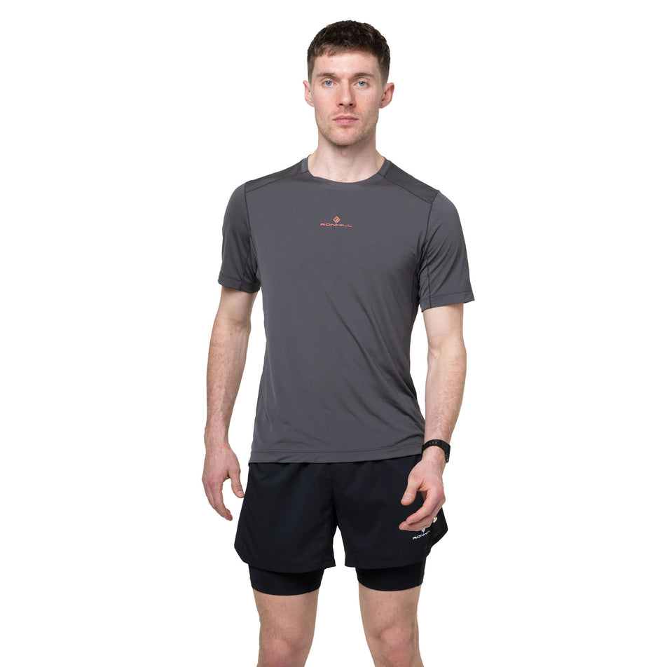 Front view of a model wearing the Ronhill Men's Tech S/S Tee in the Oxide/Ronhill Red colourway.