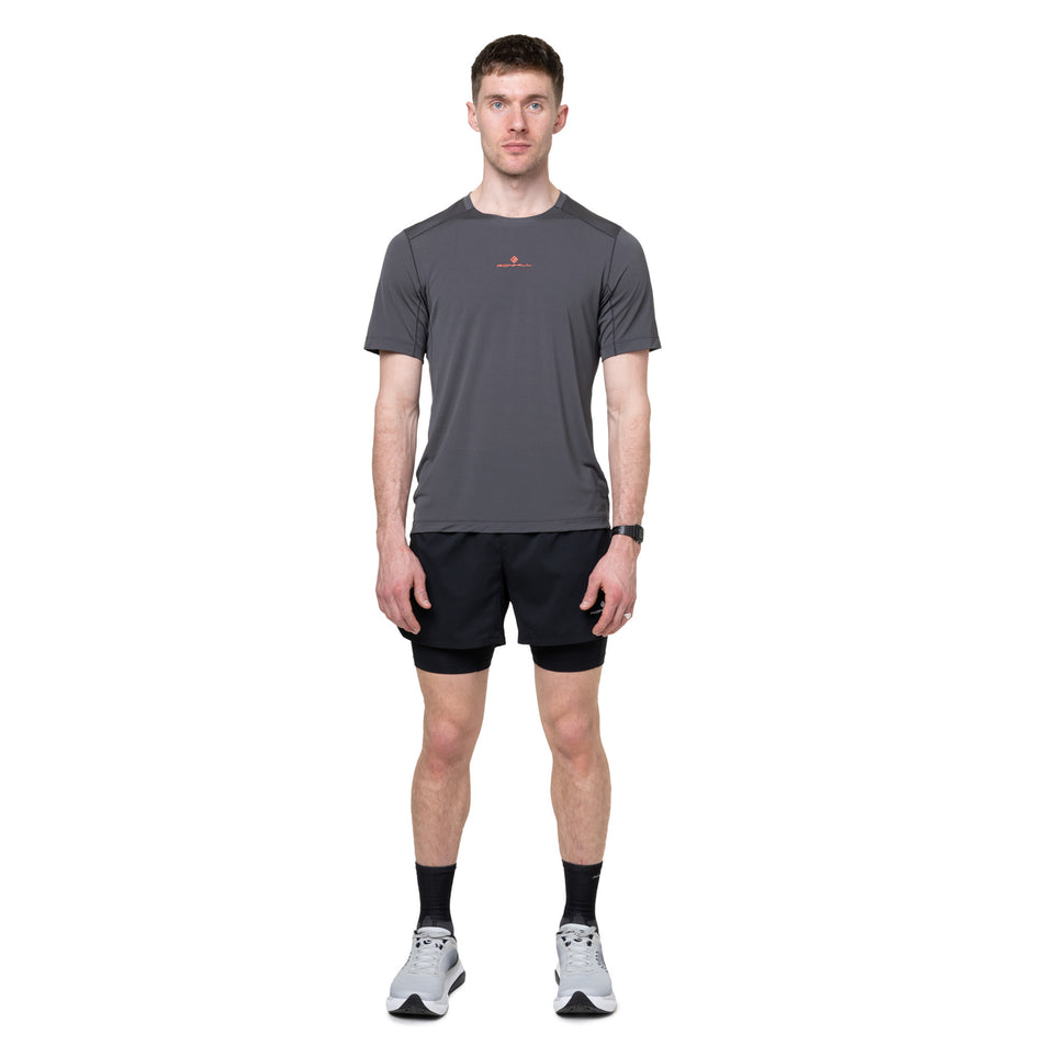 Front view of a model wearing the Ronhill Men's Tech S/S Tee in the Oxide/Ronhill Red colourway.