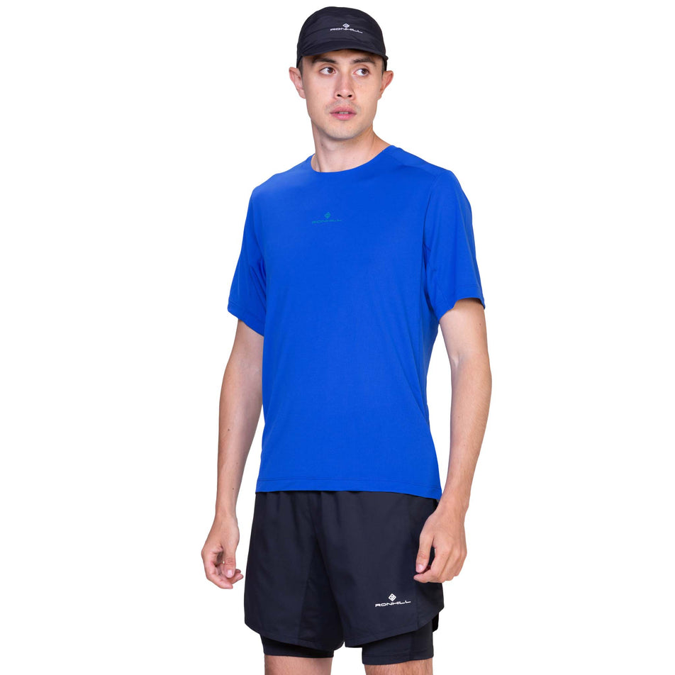 Front view of a model wearing the Ronhill Men's Tech S/S Tee in the Seafaring/Deep Laguna colourway. (8563612385442)
