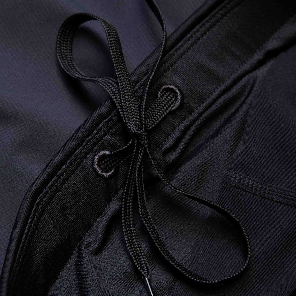 The drawcord on the Ronhill Women's Tech Skort in the All Black colourway. (8581024678050)