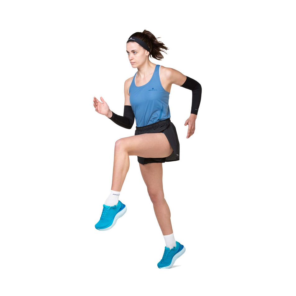 Front view of a model wearing the Ronhill Unisex Race Arm Sleeves in the All Black colourway. (8577360822434)