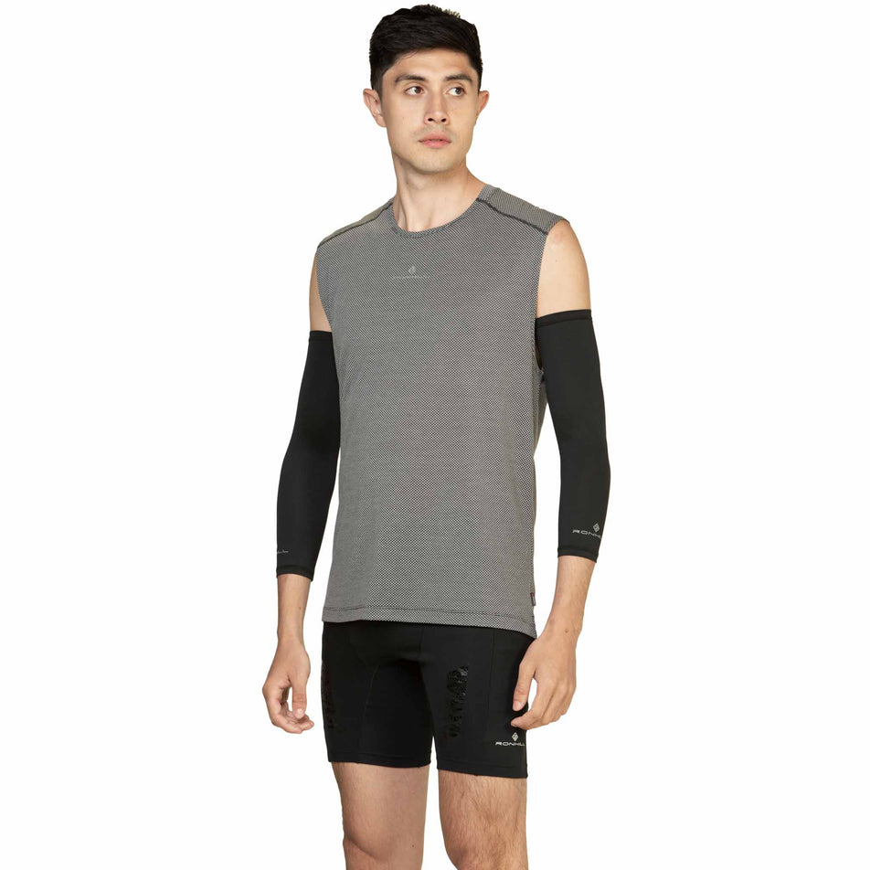Front view of a model wearing the Ronhill Unisex Race Arm Sleeves in the All Black colourway. (8577360822434)