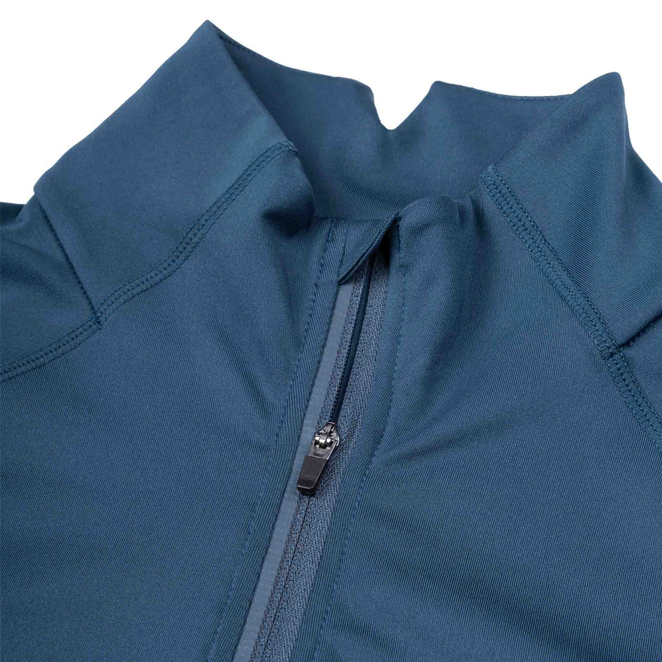 Close-up view of the collar of the Ronhill Women's Tech Contour Jacket in the Evening Haze colourway.