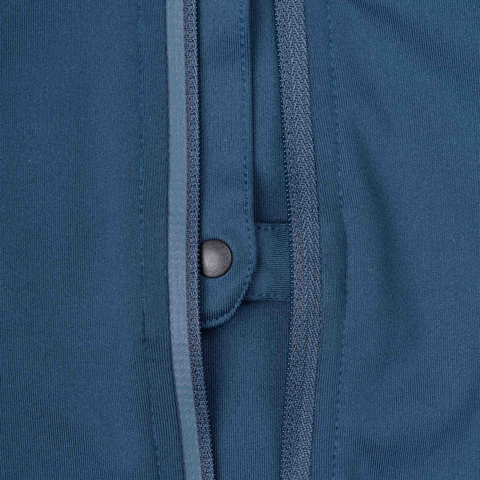 Close-up view of the chest clip of the Ronhill Women's Tech Contour Jacket in the Evening Haze colourway.