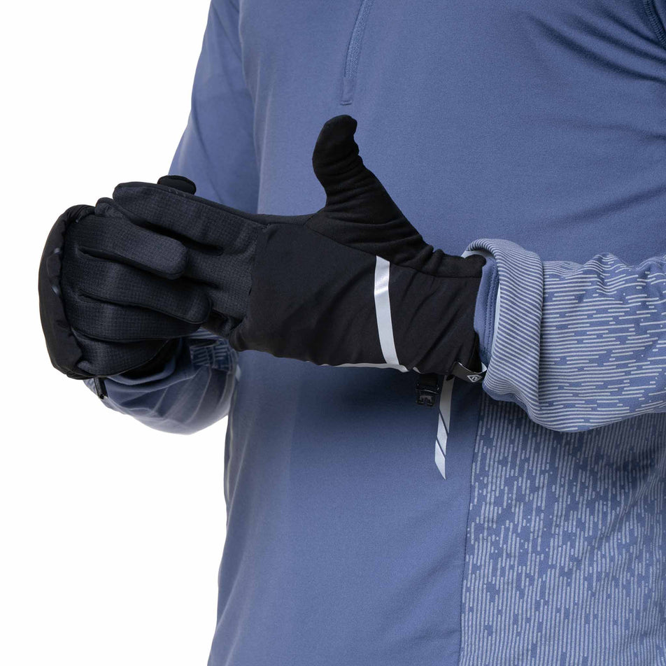 A model wearing a pair of Ronhill Unisex Wind-Block Convertible Glove in the All Black colourway. (8749224296610)