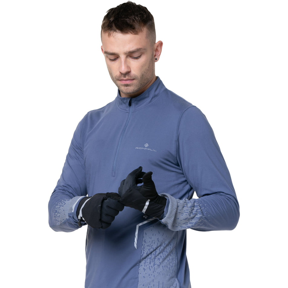 A model wearing a pair of Ronhill Unisex Wind-Block Convertible Glove in the All Black colourway. (8749224296610)