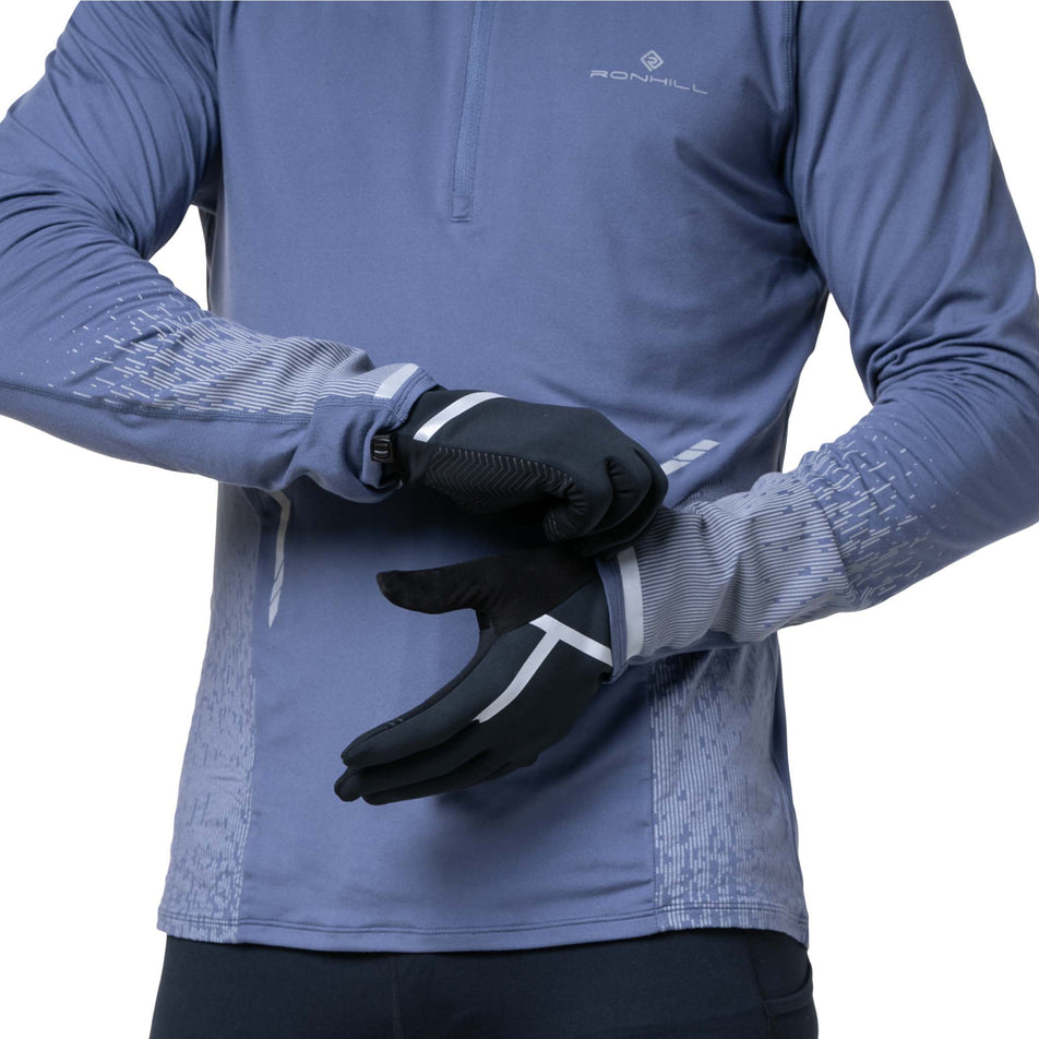 A model wearing a pair of Ronhill Unisex Winter Mitt in the All Black colourway. (8749217644706)