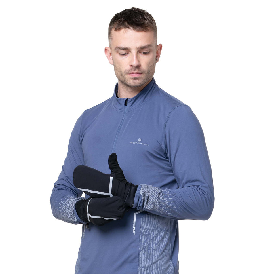 A model wearing a pair of Ronhill Unisex Winter Mitt in the All Black colourway. (8749217644706)