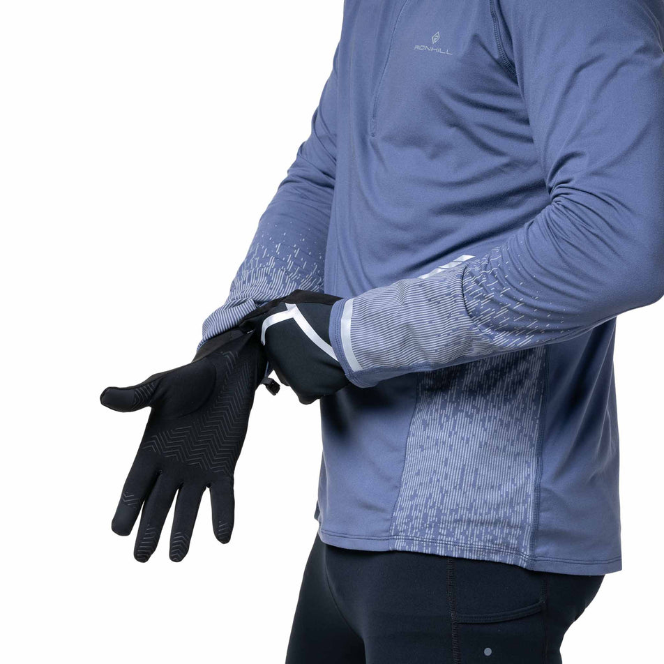 A model wearing a pair of Ronhill Unisex Winter Mitt in the All Black colourway. (8749217644706)