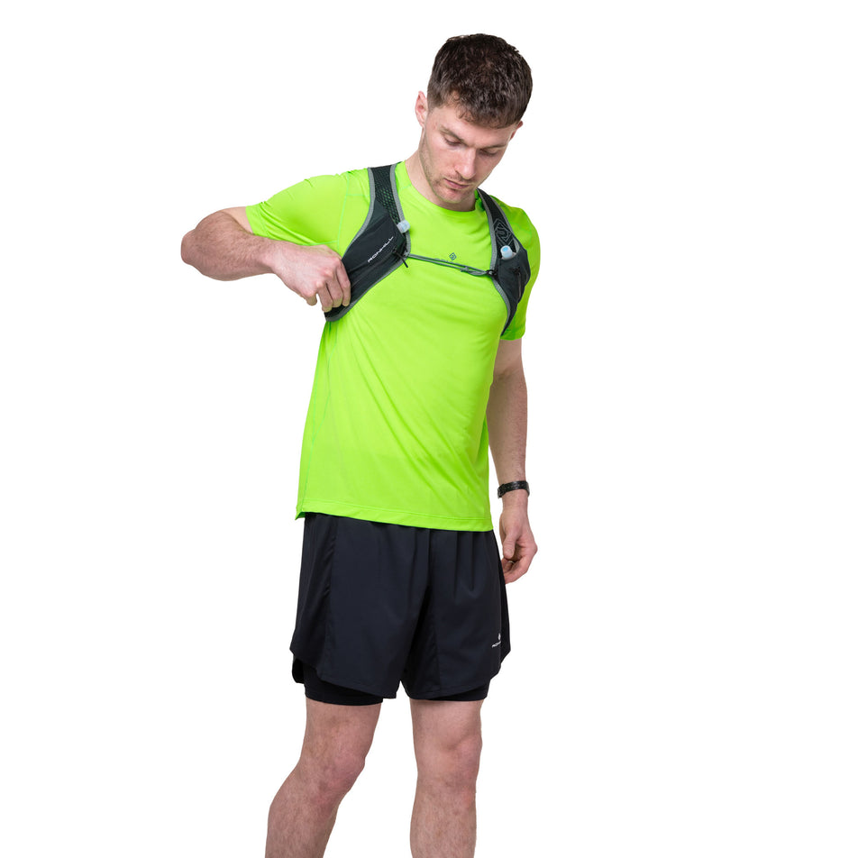 Front view of a model wearing the Ronhill Unisex Swift 2L in the Laurel/Dark Laurel colourway.