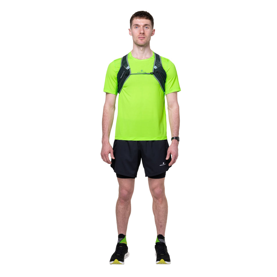 Front view of a model wearing the Ronhill Unisex Swift 2L in the Laurel/Dark Laurel colourway.