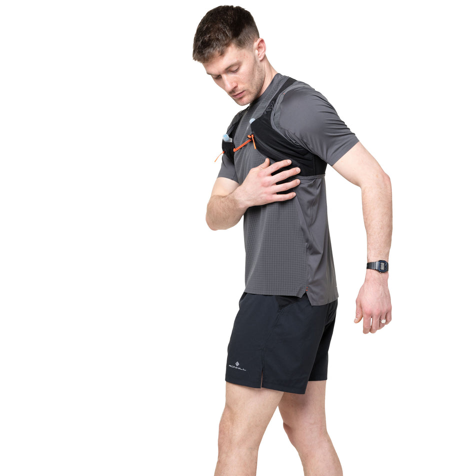 Angled view of the Ronhill Unisex Swift 2L in the Black/Ronhill Red colourway.