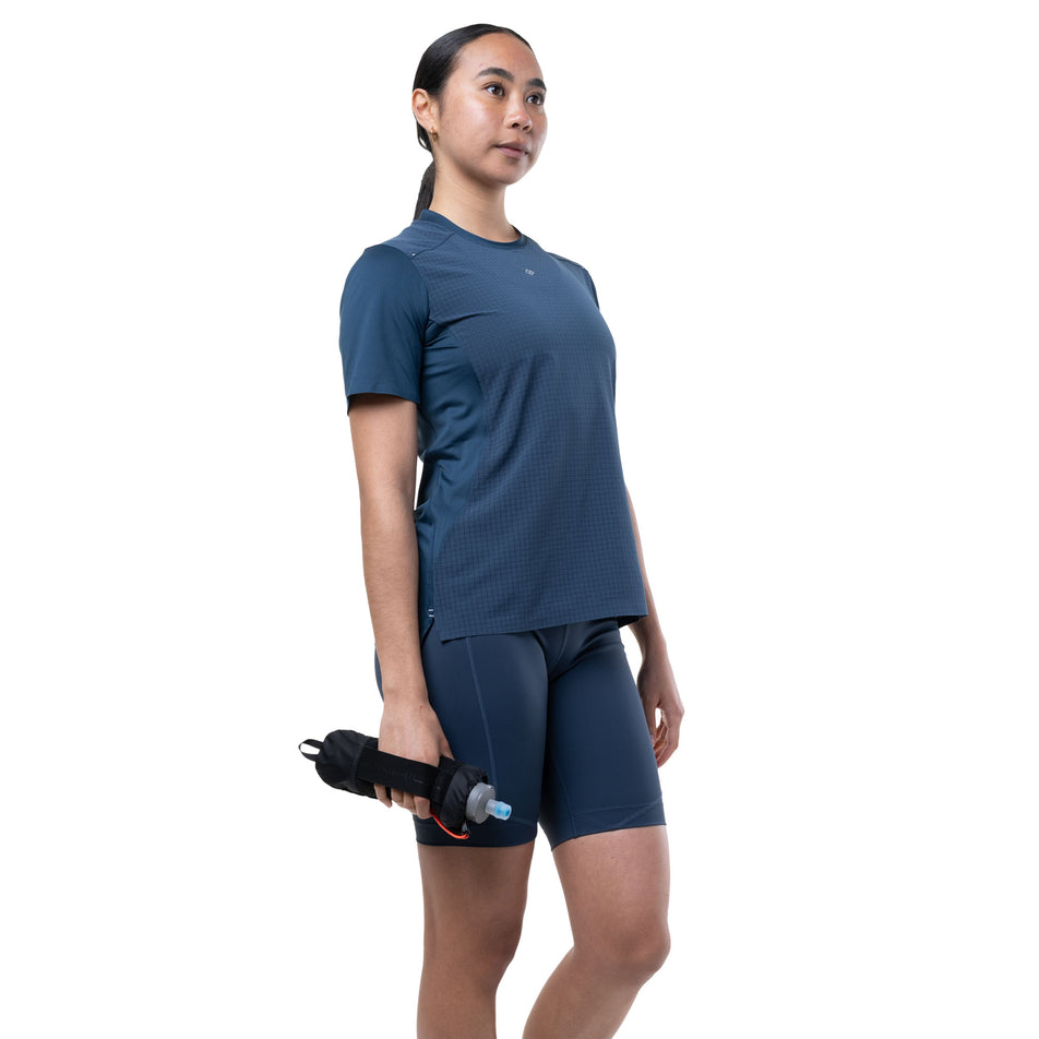 Front view of a model holding the Ronhill SoftFlask with Sleeve in the Black/Ronhill Red colourway.