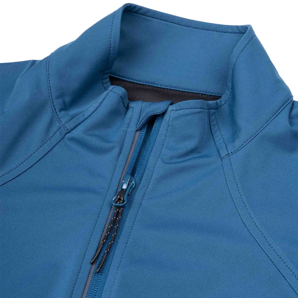 The front zip on the Ronhill Women's Tech Wind-Block Jacket in the Legion Blue colourway.