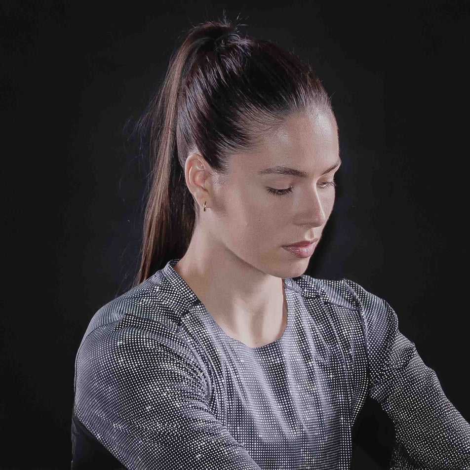 The reflective print on the Ronhill Women's Tech Reflect Lux L/S Tee in the Black/Reflect colourway.