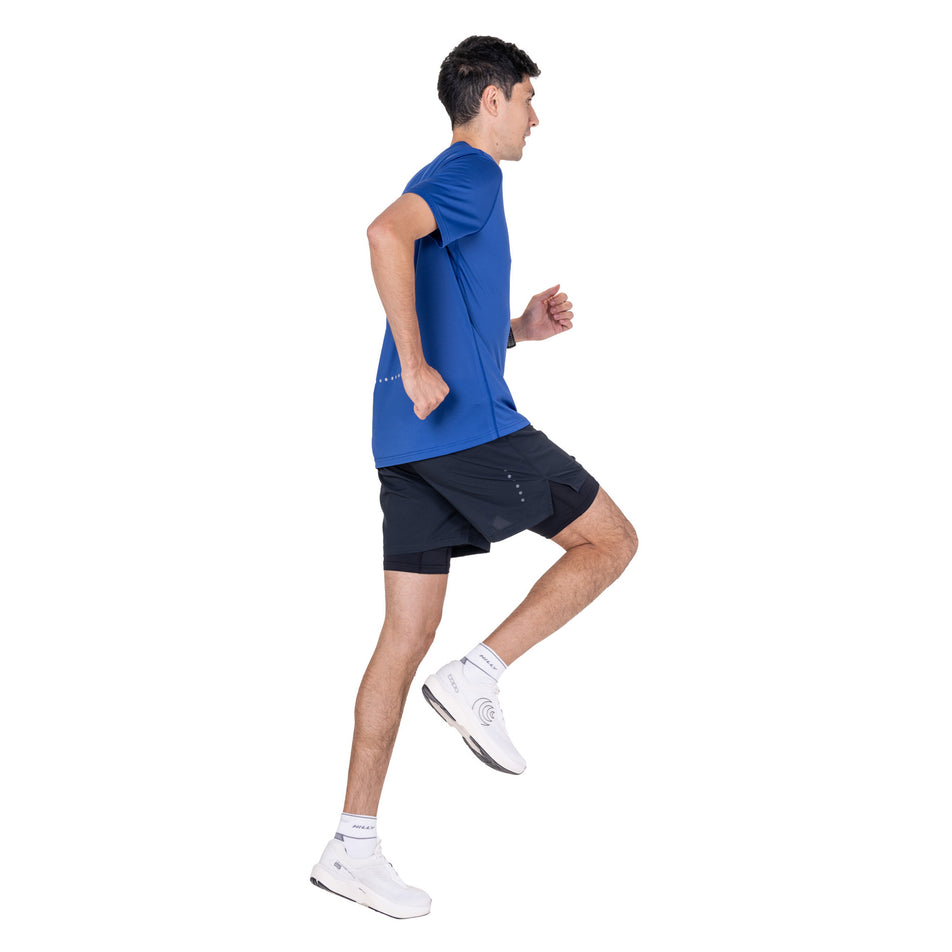 Angled view of a model wearing the Ronhill Men's Core S/S Tee in the Dark Cobalt/Silver colourway.