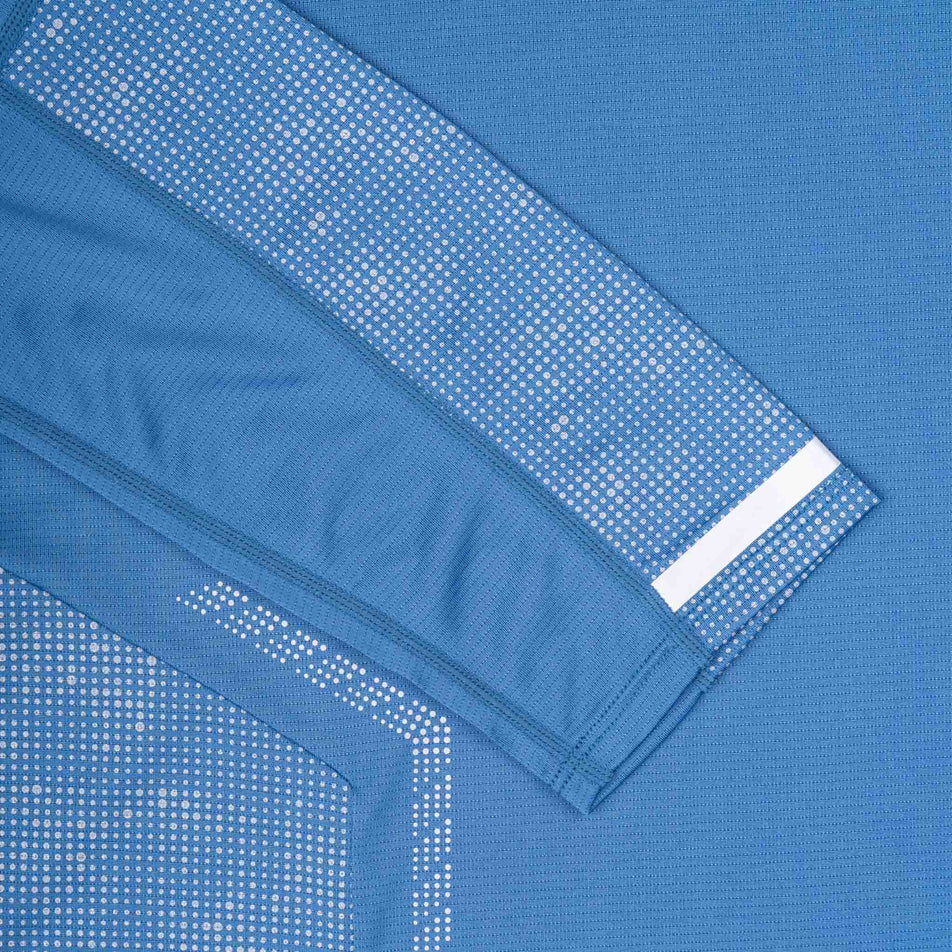 Close-up view of the reflective pattern on the Ronhill Men's Tech Reflect L/S Tee in the Glacier/Reflect colourway.