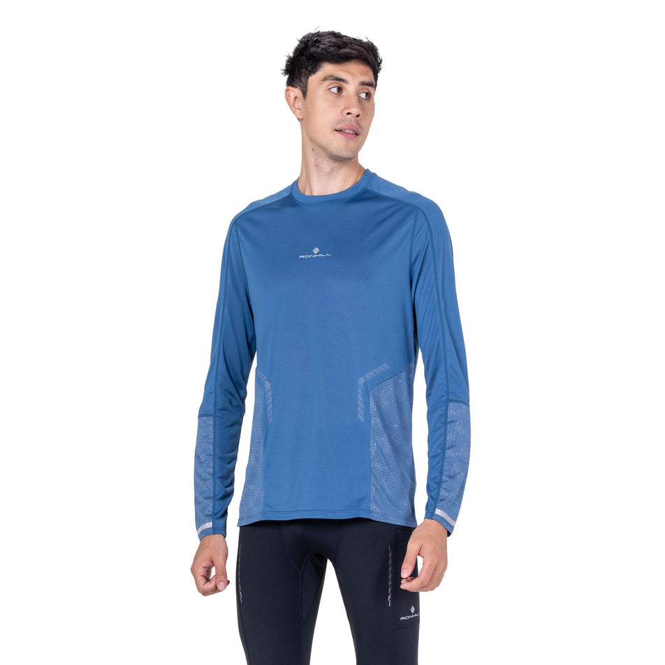 Front view of a model wearing the Ronhill Men's Tech Reflect L/S Tee in the Glacier/Reflect colourway.