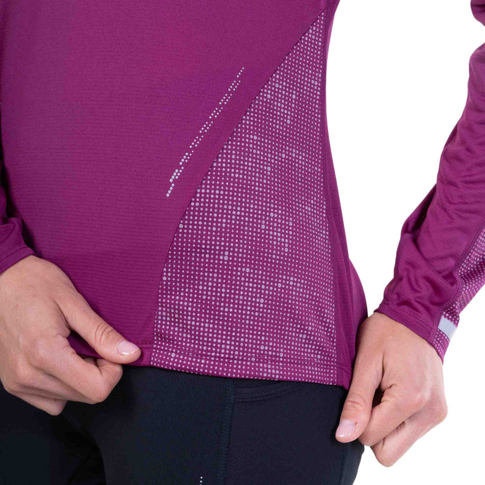 Close-up view of the reflective pattern on the Ronhill Women's Tech Reflect L/S Tee in the Blackcurrant/Reflect colourway.