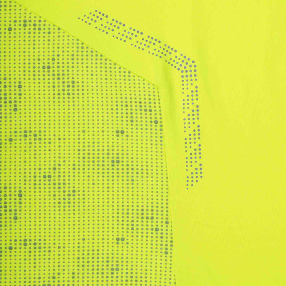 Close-up view of the reflective pattern on the Ronhill Men's Tech Reflect 1/2 Zip in the Fluo Zest/Reflect colourway.