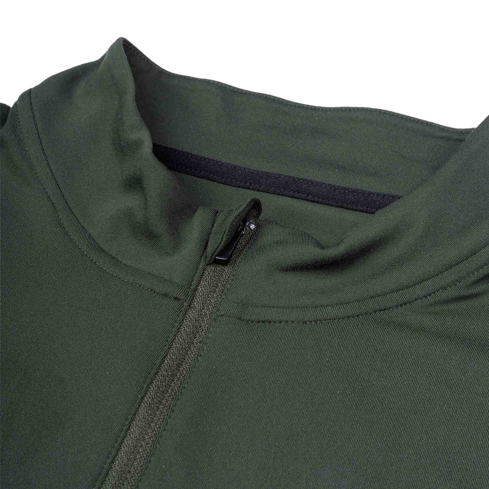 Close-up view of the collar of Ronhill Men's Tech Reflect 1/2 Zip in the Kelp/Reflect colourway.