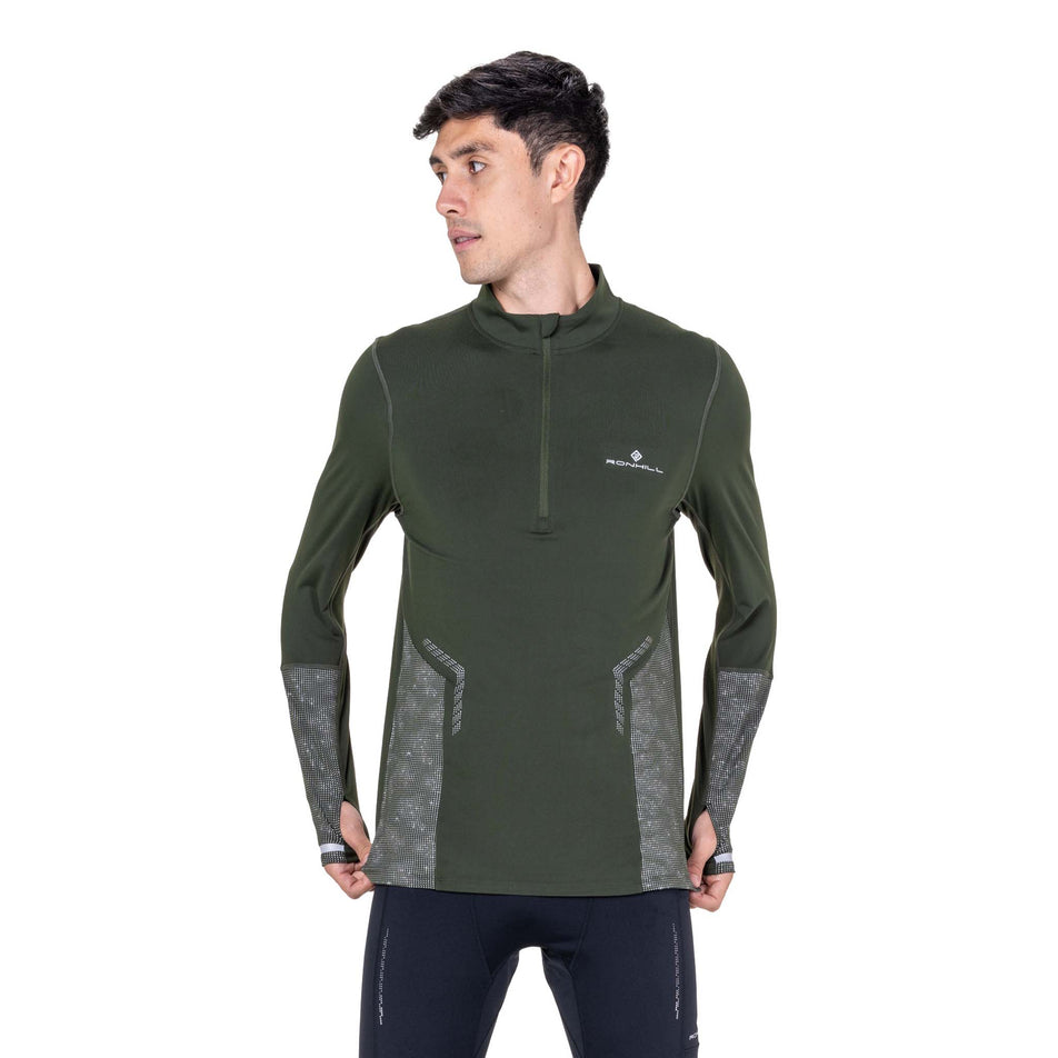 Front view of a model wearing Ronhill Men's Tech Reflect 1/2 Zip in the Kelp/Reflect colourway.