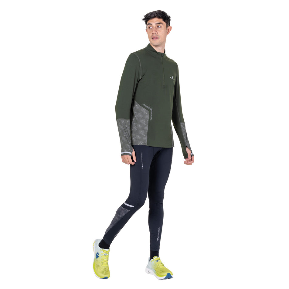 Front view of a model wearing Ronhill Men's Tech Reflect 1/2 Zip in the Kelp/Reflect colourway.