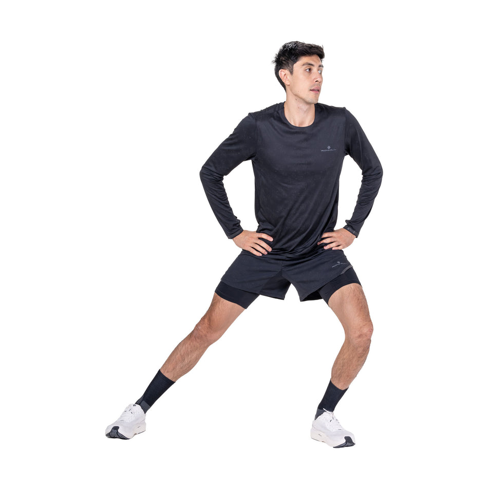Front view of a model wearing the Ronhill Men's Tech Reflect Lux 5