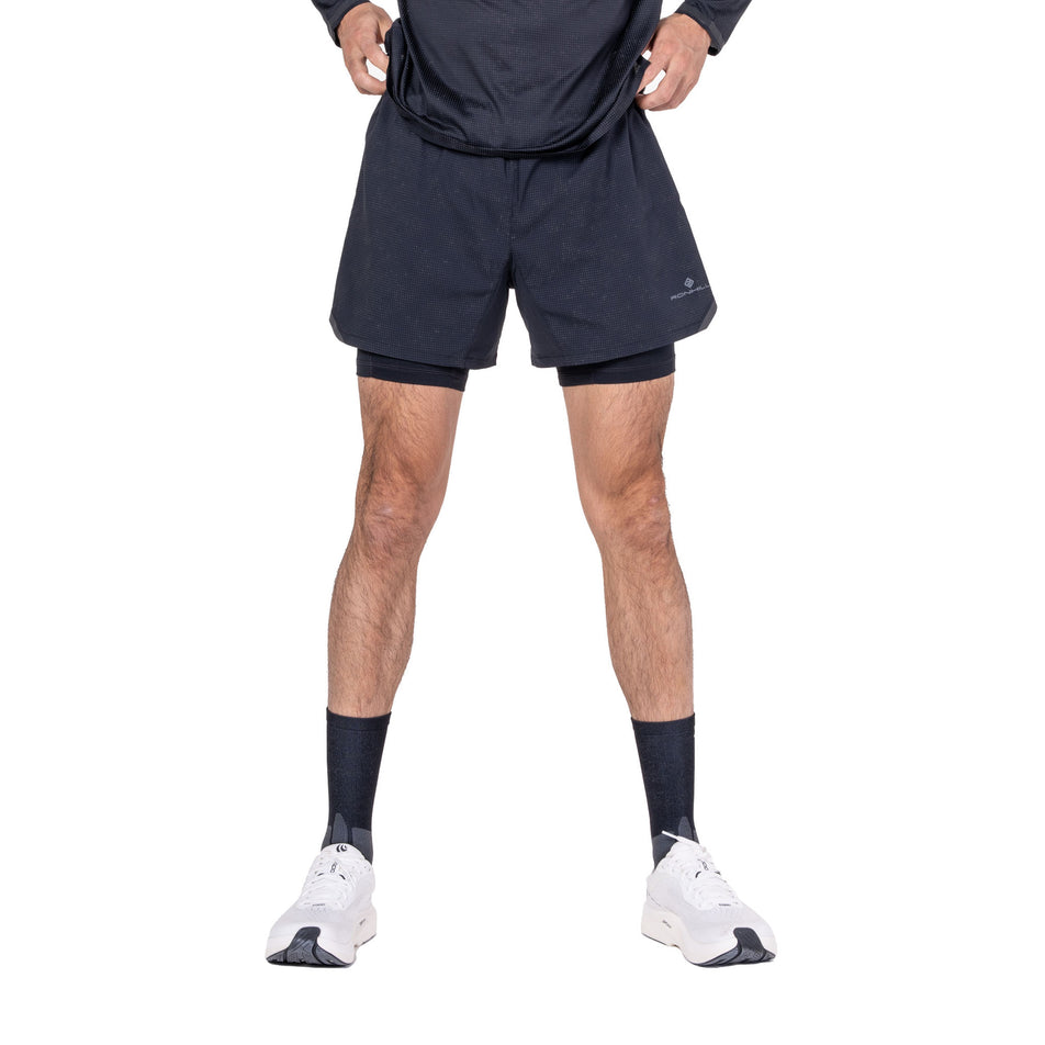 Front view of a model wearing the Ronhill Men's Tech Reflect Lux 5