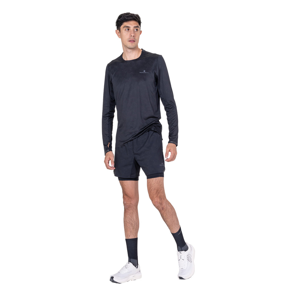 Front view of a model wearing the Ronhill Men's Tech Reflect Lux 5