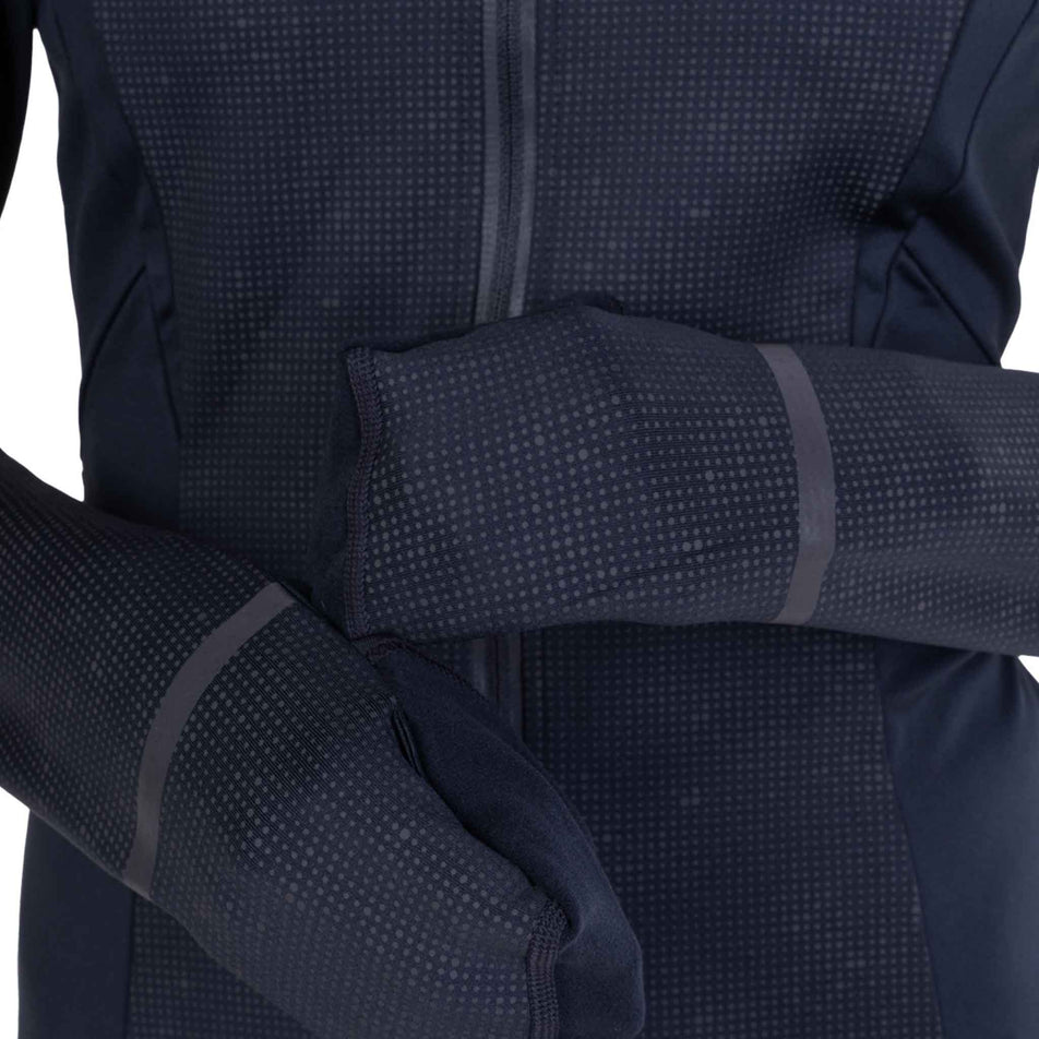The over mitts on the Ronhill Women's Tech Reflect Lux Jacket in the Black/Reflect colourway.