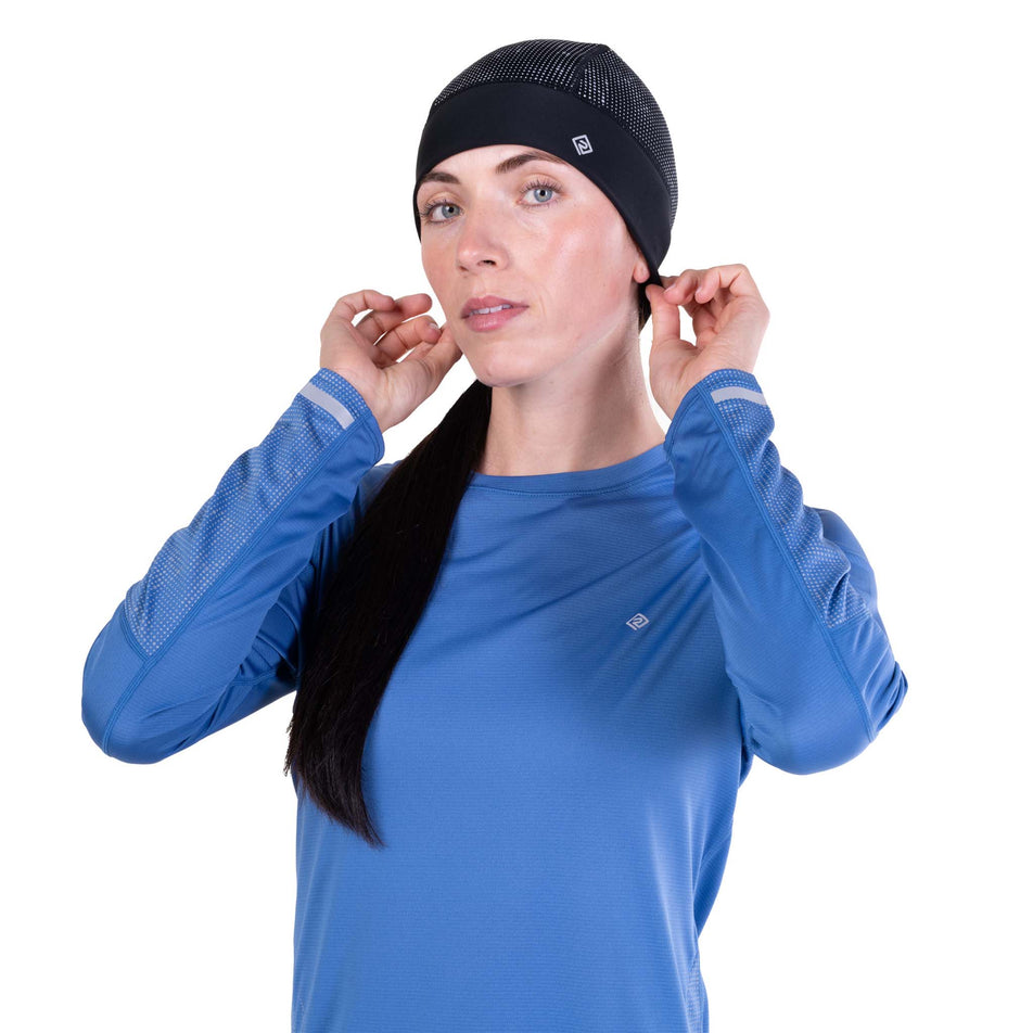 Front view of a model wearing the Ronhill Unisex Reflect Beanie in the Black/Reflect colourway.