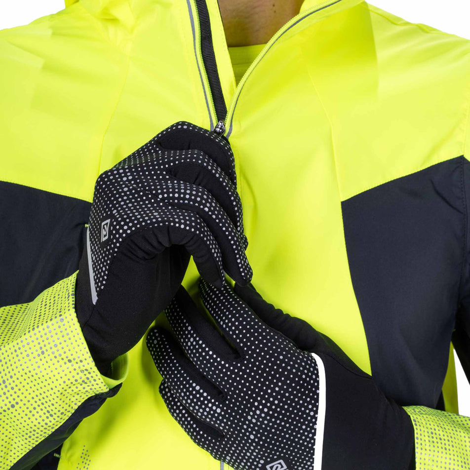 A model wearing a pair of the Ronhill Unisex Reflect Glove in the Black/Reflect colourway.